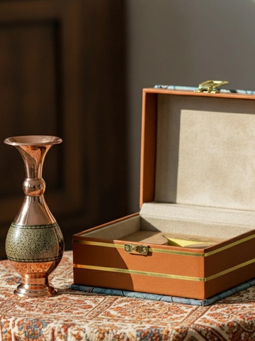 گلدان مسی در جعبه‌ی ترمه