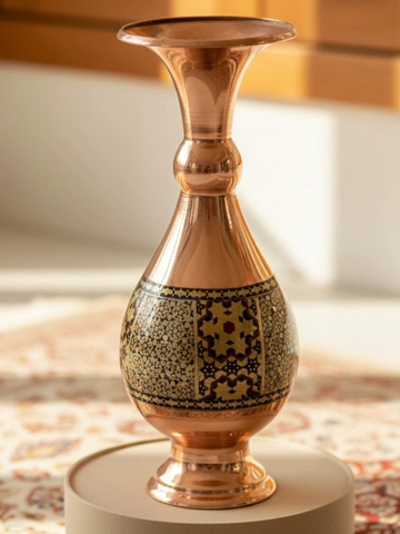 گلدان مسی در جعبه‌ی ترمه