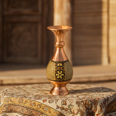 گلدان مسی در جعبه‌ی مخمل