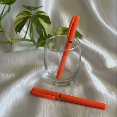 خودکار روان‌نویس نارنجی با مغزی آبی