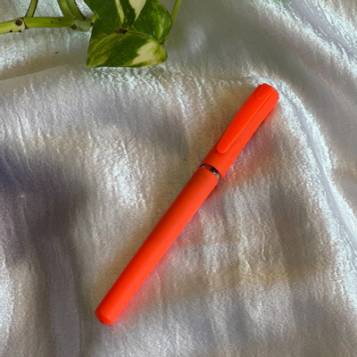 خودکار روان‌نویس نارنجی با مغزی آبی