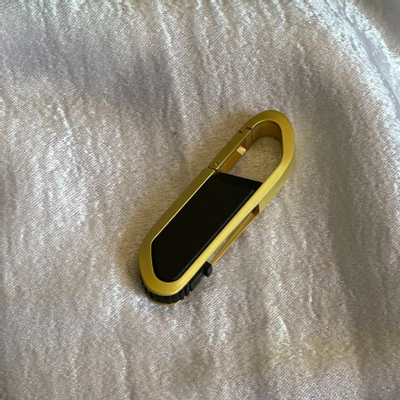 فلش تبلیغاتی مشکی‌ طلایی 16 گیگ