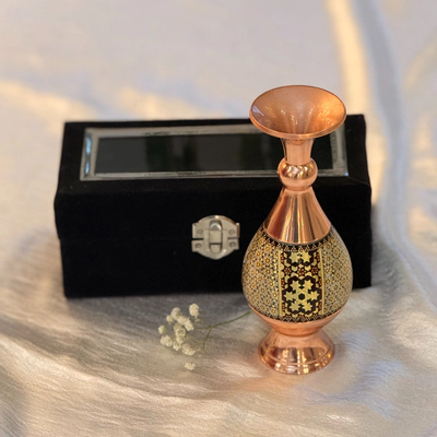 گلدان مسی در جعبه‌ی مخمل